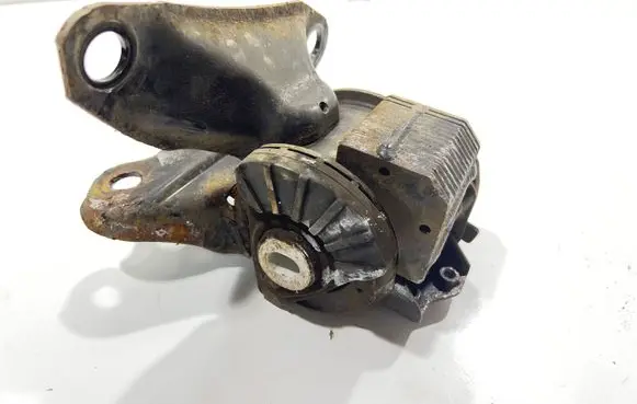 Mazda 6 Engine mount bracket