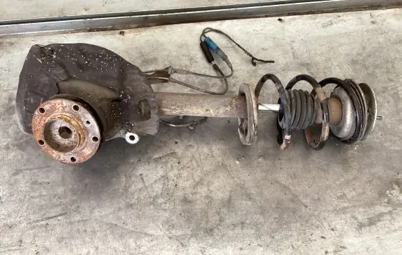 BMW 5 E39 Front wheel hub spindle knuckle