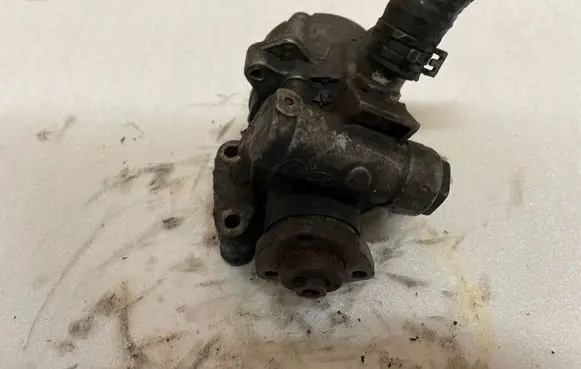 Mercedes-Benz E W210 Power steering pump 0024669201
