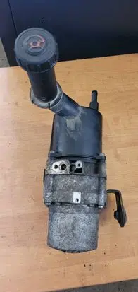 Citroen C4 I Power steering pump 9657613580