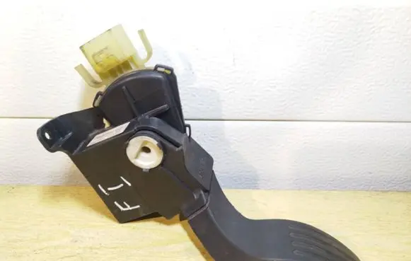 Ford Focus Accelerator throttle pedal 2M519F836AC