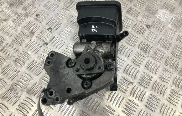 BMW 5 E39 Power steering pump 2247556 32422247556