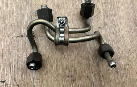 BMW X5 E53 Fuel injector supply line/pipe 