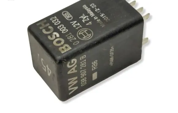 Volkswagen PASSAT B8 Glow plug pre-heat relay 0281003032