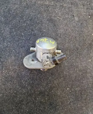 BMW 3 G20 G21 Fuel injection high pressure pump 8631642