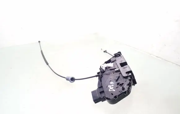 Volvo C30 Front door lock 240015103