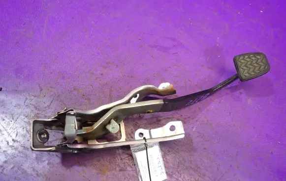 Toyota Yaris Brake pedal