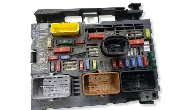 Peugeot 5008 Fuse box set 9675877980