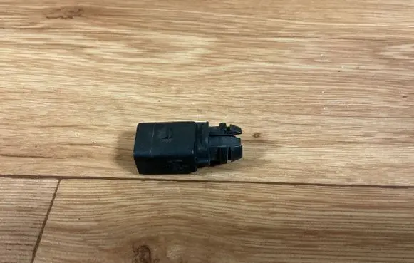 Volkswagen Touareg II Outside/exterior temperature sensor 8Z0820535