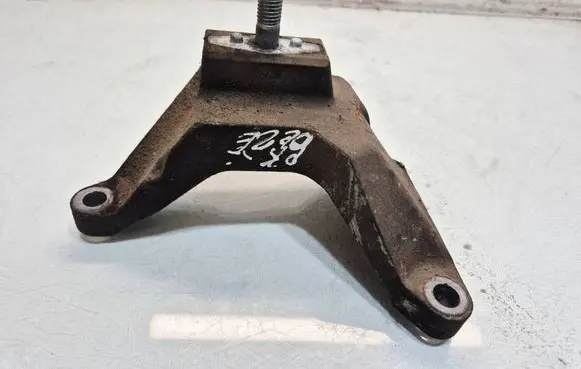 Ford Mondeo MK IV Engine mounting bracket 6G917M125