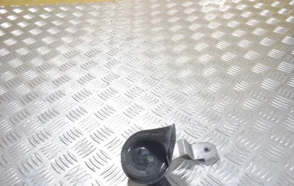Volkswagen Jetta VI Horn signal 5C0951182M