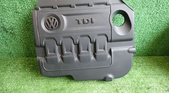Volkswagen Touran III Engine cover (trim) 04L103925T