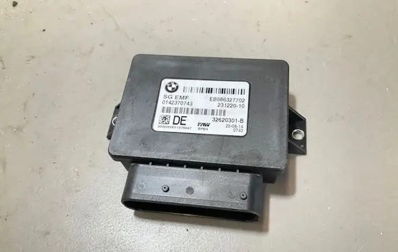 BMW 5 F10 F11 Hand brake control module 6863277 23122010 32620301B