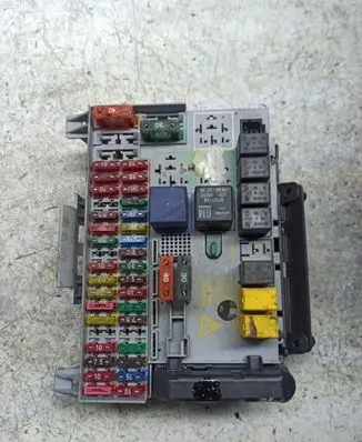 Opel Zafira A Fuse module 90589966