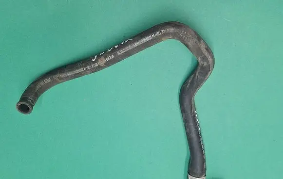 Engine coolant pipe/hose