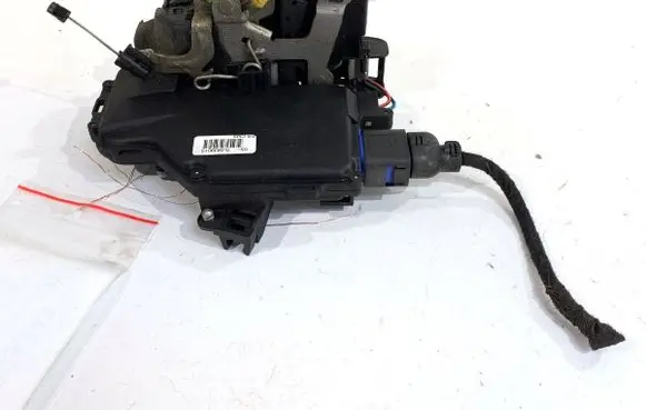 Volkswagen Touran I Rear door lock 7L0839015