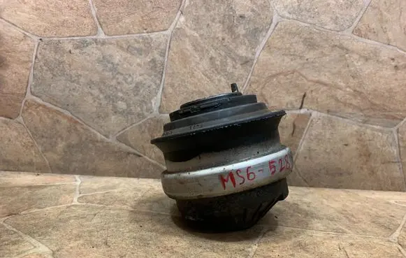 Mercedes-Benz SL R230 Engine mount bracket 