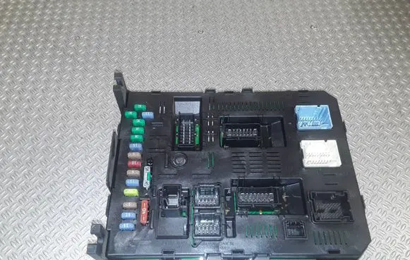 Citroen C4 I Picasso Fuse module 9663510180