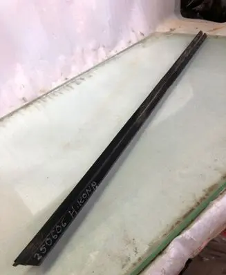 Hyundai Kona II Rubber seal front door window/glass 