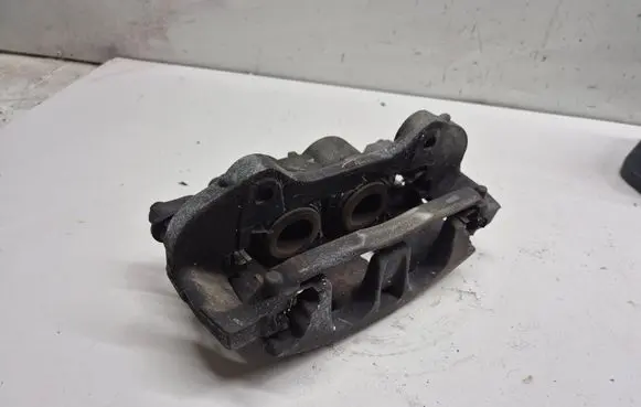 Chrysler Town & Country V Front brake caliper 17986801