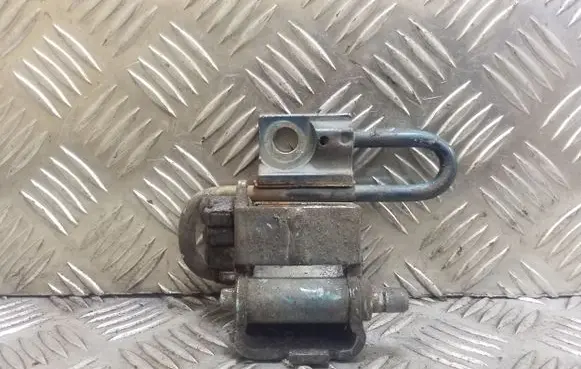 Volkswagen Golf IV Front door lower hinge 4B0831411B