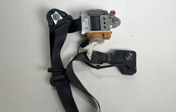 Ford Mustang V Front seatbelt DR3363611B08AEW