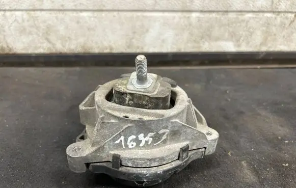 BMW 5 F10 F11 Engine mount bracket 6862549