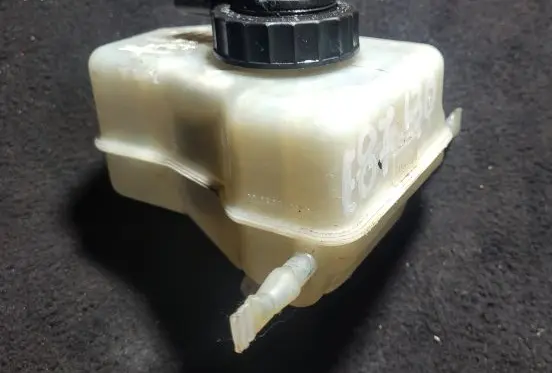 BMW 1 E81 E87 Brake fluid reservoir 