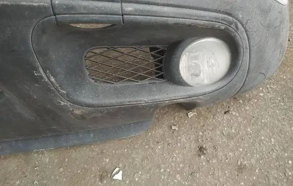 Volkswagen Touareg I Front bumper lower grill