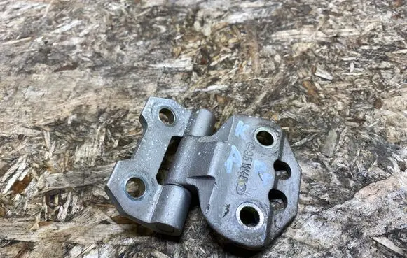 Mercedes-Benz SL R129 Front door lower hinge 