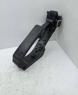 Mercedes-Benz CLS C219 Accelerator throttle pedal a2033010001
