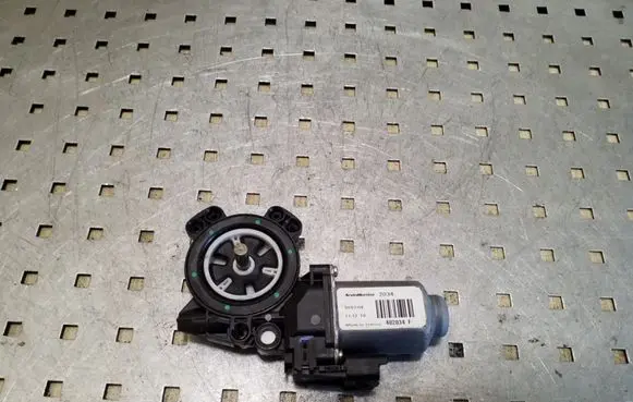 Nissan Qashqai Front door window regulator motor 402034F