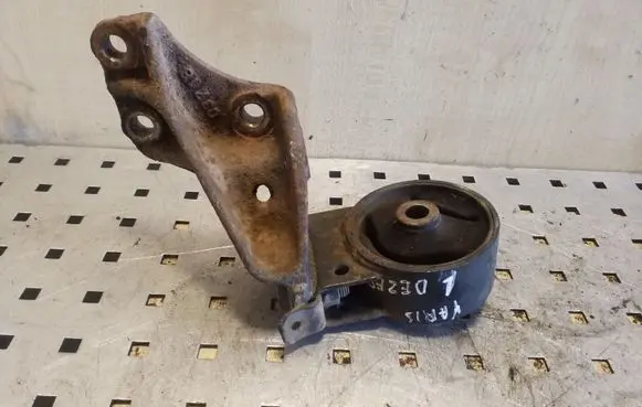 Toyota Yaris Engine mount bracket
