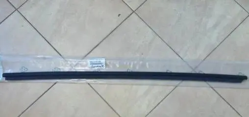 Toyota Yaris Front door windshield rail 682100D160 NE68432
