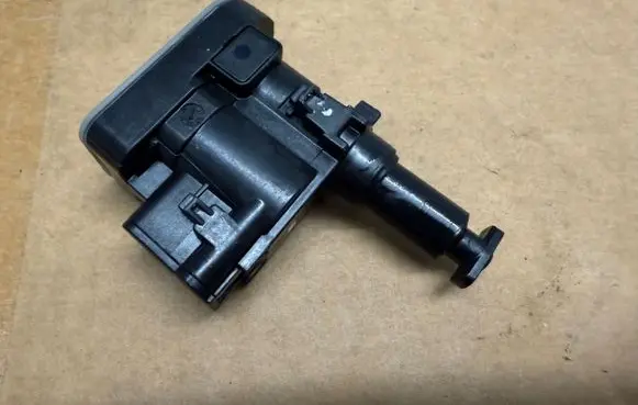 Volkswagen Amarok II Fuel tank cap lock N1WBE220A20BA