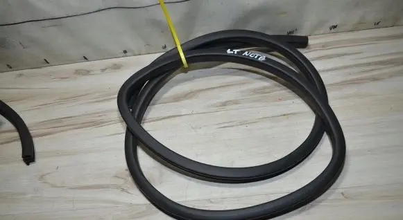 Nissan Note (E12) Rubber seal rear door 