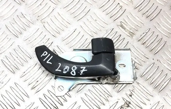 KIA Sorento Front door interior handle H113