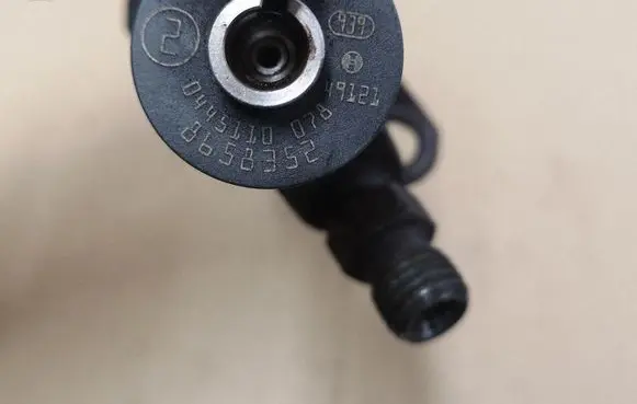 Volvo V70 Fuel injector 0445110078