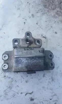 Engine mount vacuum valve