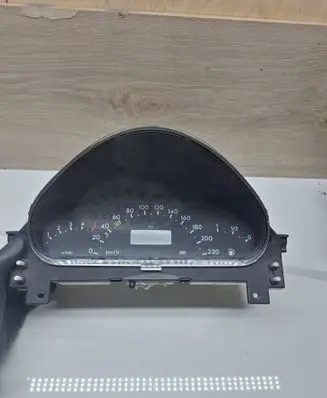 Speedometer (instrument cluster)