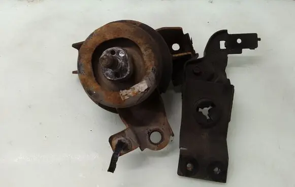 KIA Carens I Engine mount bracket