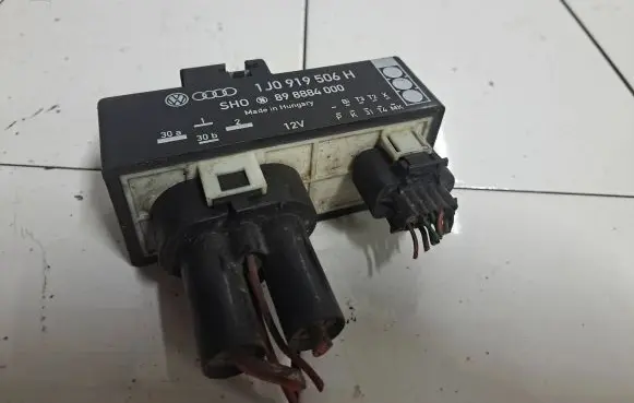 Volkswagen Golf IV Coolant fan relay 1J0919506H 898884000