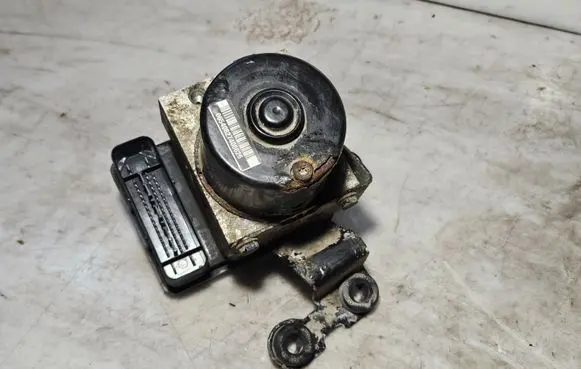 Skoda Octavia Mk1 (1U) ABS Pump 1J0614117F 1C0907379J