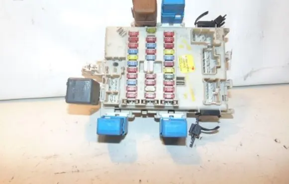 Nissan Primera Fuse module 24350AV700