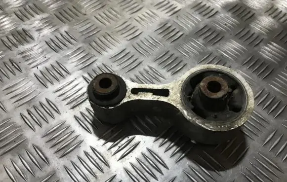 Mazda 6 Engine mount bracket