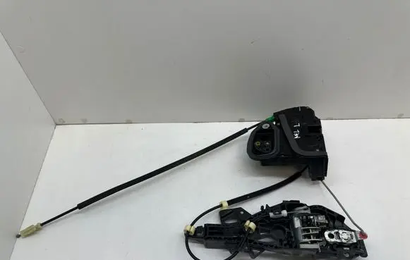 Chevrolet Malibu Front door lock 13597528