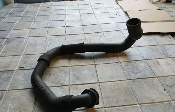Engine coolant pipe/hose