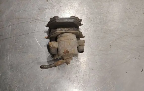 Volkswagen Golf VI Front brake caliper