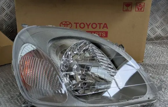 Toyota Yaris Headlight/headlamp 81110-52021