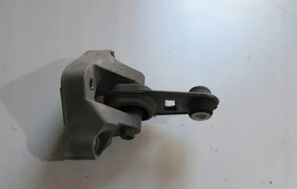 Nissan X-Trail T32 Engine mount bracket